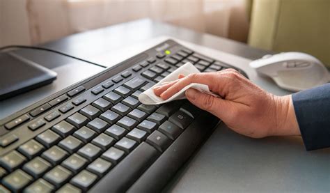 Membersihkan Keyboard