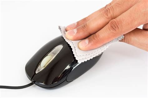 membersihkan mouse