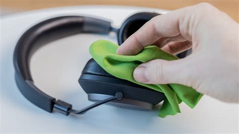 Cleaning earphone pad in Indonesia