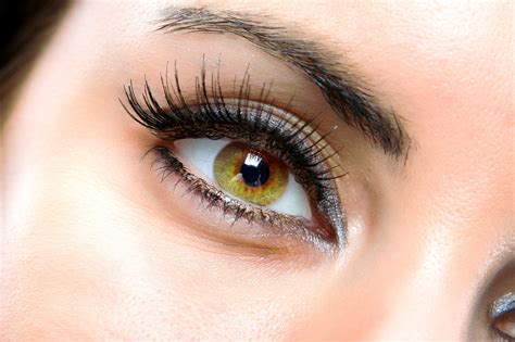 Perbedaan antara menyipitkan mata alami dan menggunakan obat tetes mata