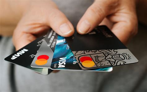 Ilustrasi kartu debit dengan tulisan KDS dan KDK