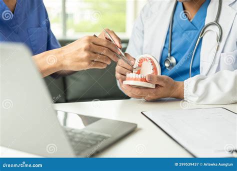 Dokter Gigi Berdiskusi