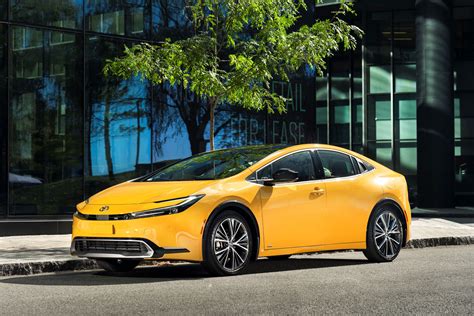 difference between prius hybrid and plug in hybrid