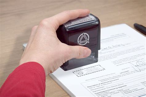 does a notary have to use a seal