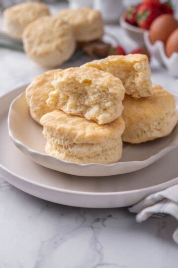 does cracker barrel biscuits have eggs