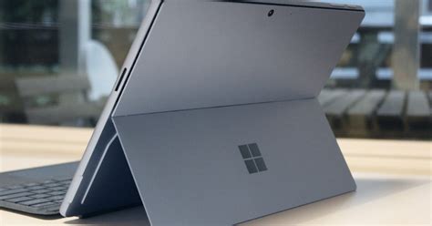 does microsoft surface use windows