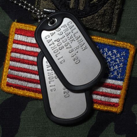 does the canadian army still use dog tags