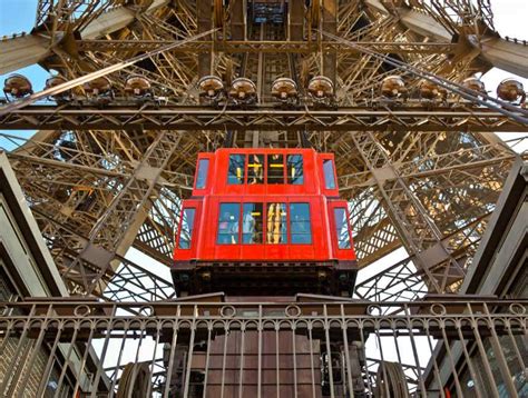 does the eiffel tower have an elevator
