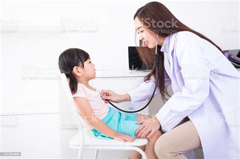 dokter memeriksa pasien