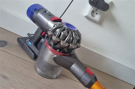 dyson v8 won't work on max