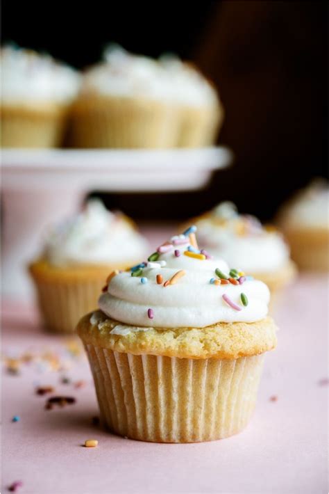 easy vanilla cupcakes from scratch