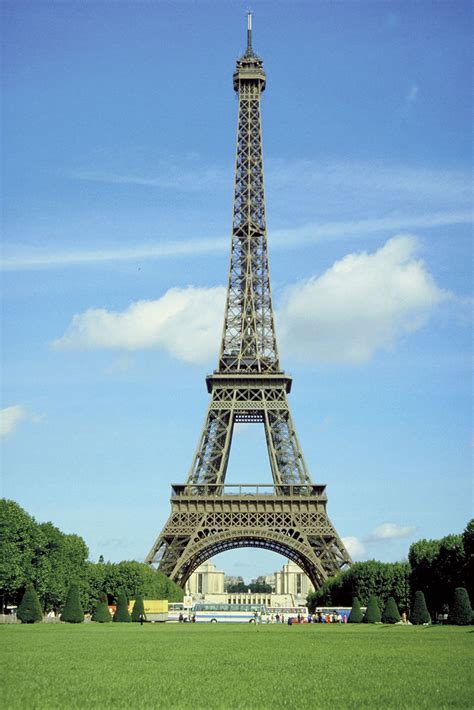 eiffel tower in paris