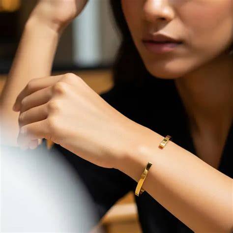 gelang cuff emas modern