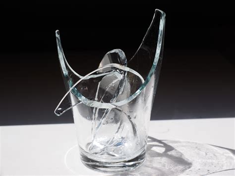 gelas kaca yang pecah
