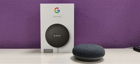 Google Nest Mini mengontrol rumah pintar