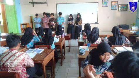 guru dan siswa diskusi