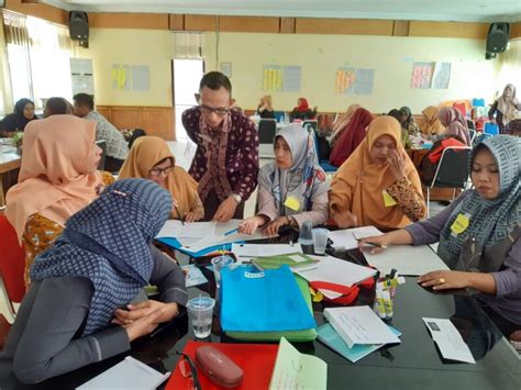 guru pelatihan diskusi