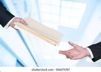 Ilustrasi menyerahkan dokumen surat