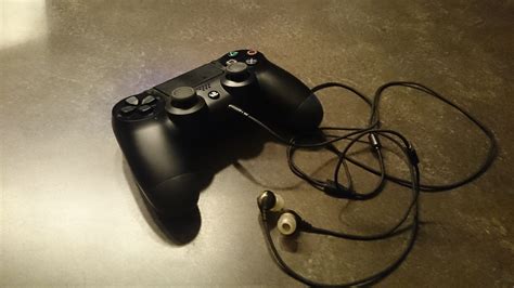 headset not working when plugged into ps4 controller