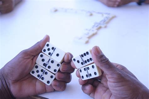 how does scoring work in dominoes