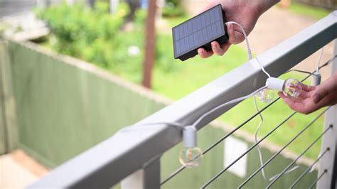 how does solar string lights work
