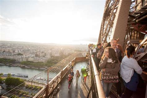 how long does it take to climb the eiffel tower to the top
