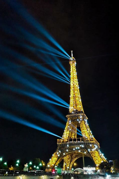 how long does the eiffel tower sparkle every hour