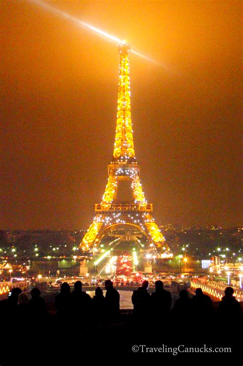 how long is the eiffel tower light show