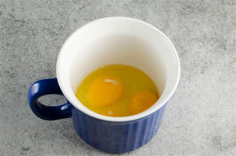 how long to microwave 2 eggs in a mug