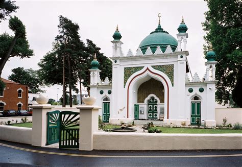 how many mosques in uk