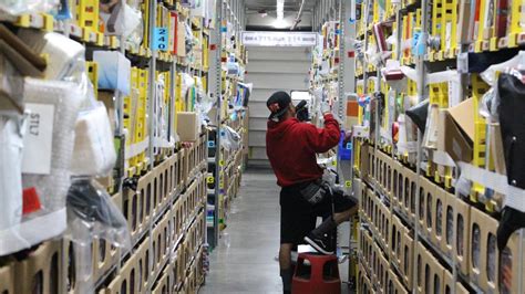 how much does amazon warehouse workers make per hour