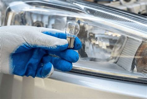 how much does it cost to replace a headlight light bulb