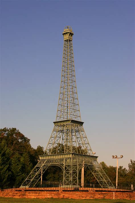 how tall is the eiffel tower in paris tn