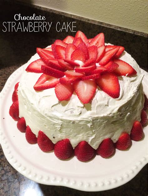 how to decorate the top of a cake with strawberries