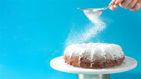how to dust a cake with icing sugar