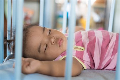 how to get baby to take longer naps in crib