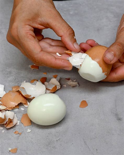 how to get hard boiled eggs to peel