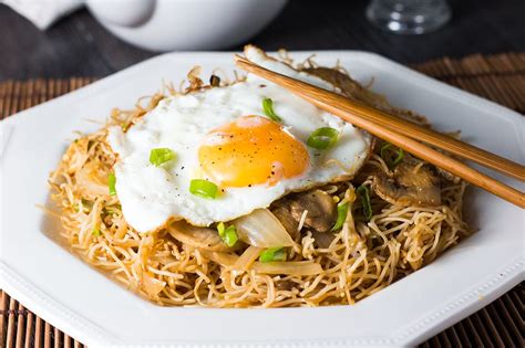 how to make fried noodles with egg