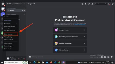 how to make people a mod in discord