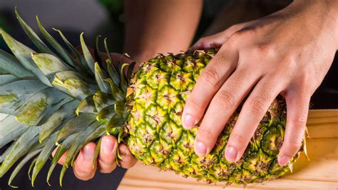 how to open a pineapple without using a knife