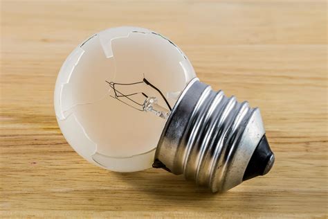 how to remove a broken cfl bulb from socket