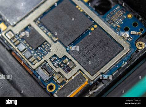 how to remove internal memory chip from phone