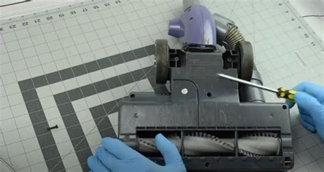 how to remove roller on shark rocket