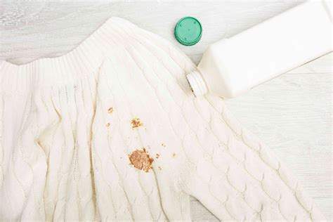 how to remove rust stains from fabric
