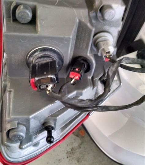 how to remove tail light plug
