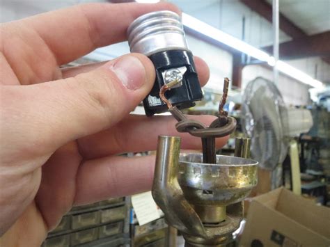 how to replace a lamp socket