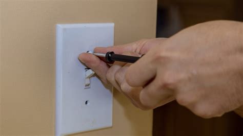 how to replace a light switch plate
