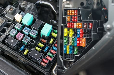 how to replace fuse for tail lights