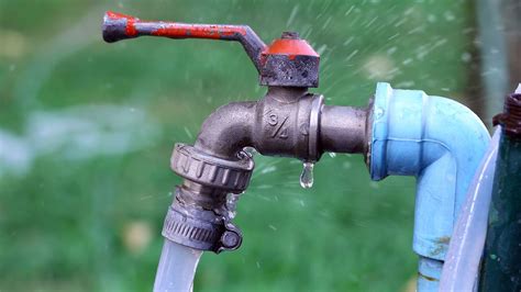 how to stop hose pipe coming off