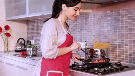 Ibu memasak